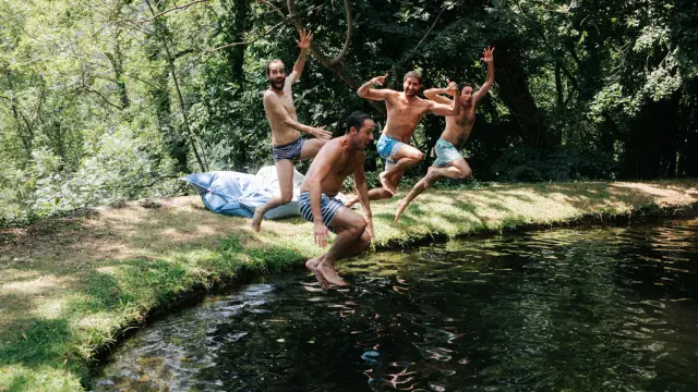 Baignade dans la piscine naturelle du Mas Nouveau