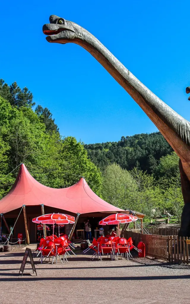 Deux dinosaures géants devant un paysage cévenol