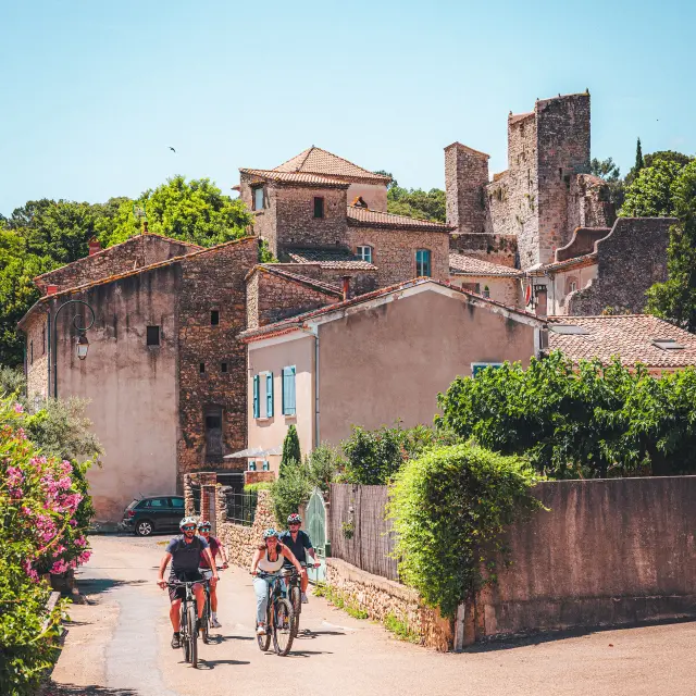 Petit groupe qui se balade à vélo dans Cassagnoles