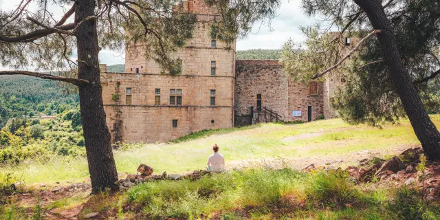 Randonneur face au Château de Portes en Cévennes