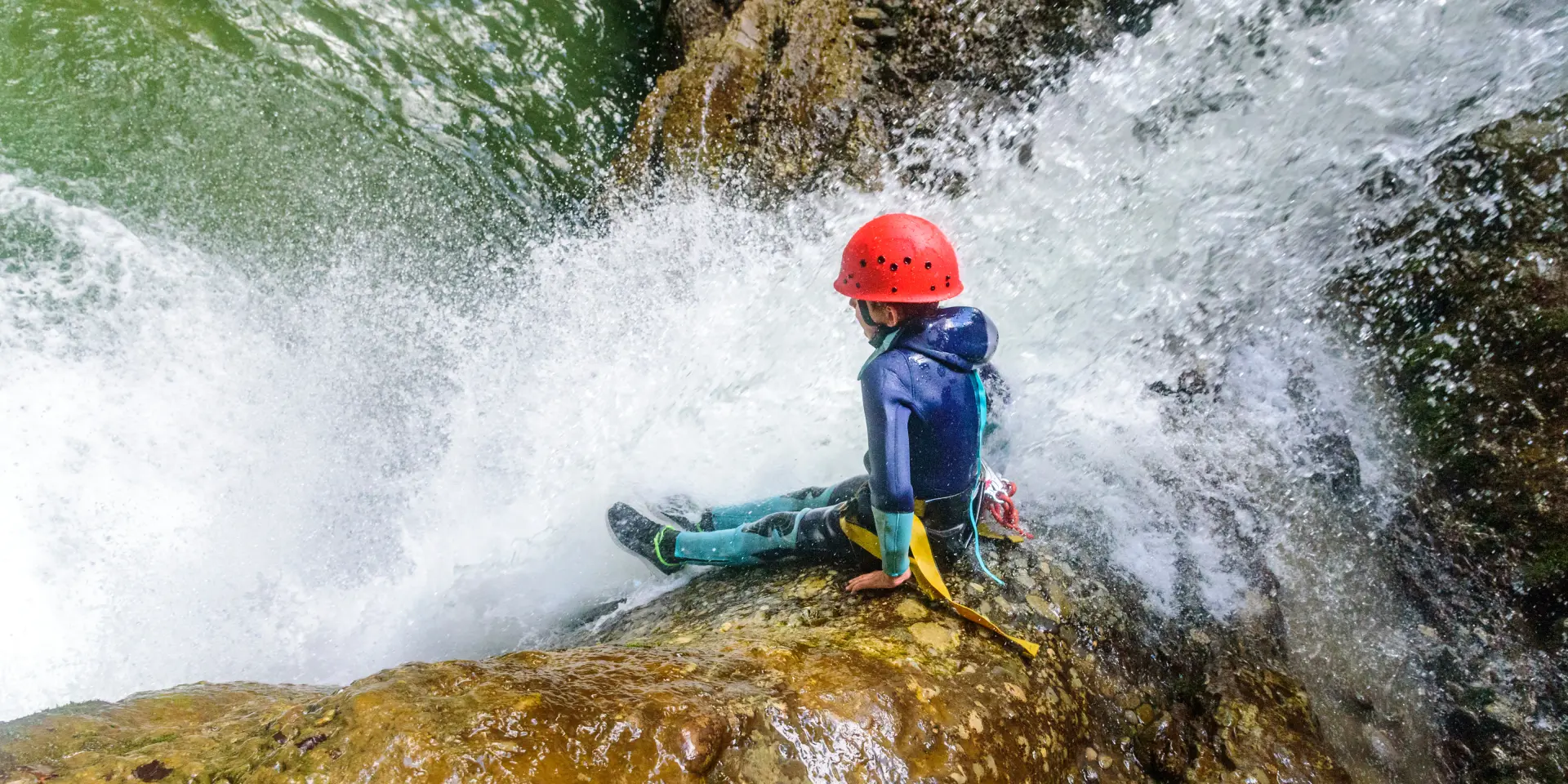 Cayoning - enfant sur un rocher