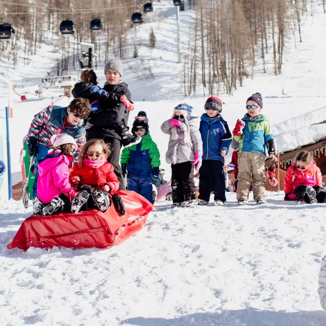 Enfants jouant dans la neige