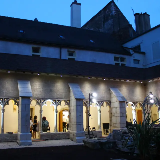 Chalon Sur Saone Cloitre Cathedrale Montgolfiere 3