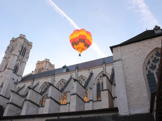 Chalon Sur Saone Cloitre Cathedrale Montgolfiere 4