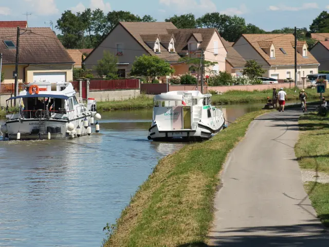 Rully Canal Fluvial Voie Cyclable