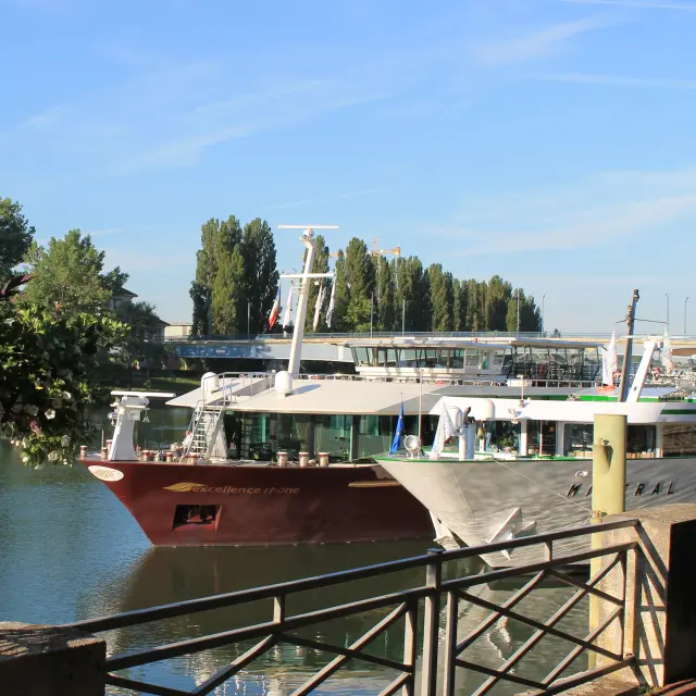 Mooring for river liners Couer De Ville Chalon Sur Saone