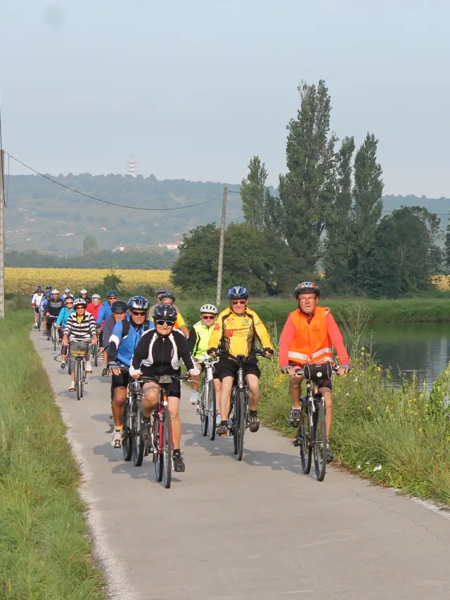 Cyclotourisme Le Long Du Canal