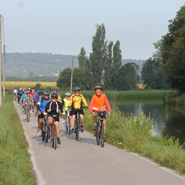 Cyclotourisme Le Long Du Canal