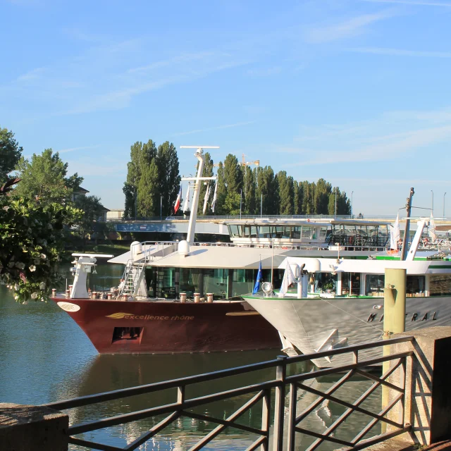 Liegeplatz Flussschiffe Couer De Ville Chalon Sur Saone
