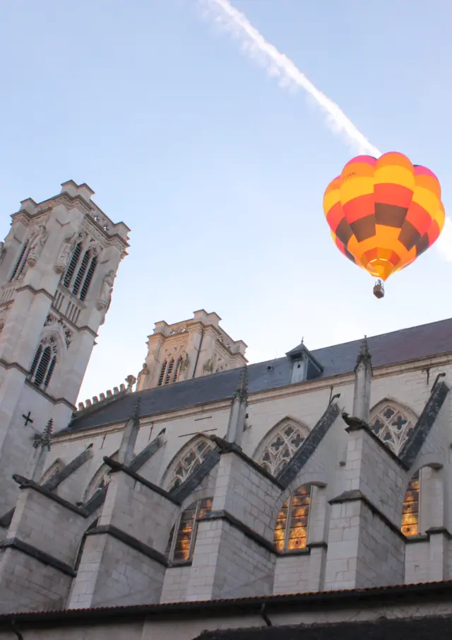 Chalon Sur Saone Cloitre Cathedrale Montgolfiere 4