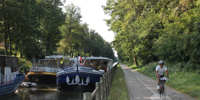 Fragnes Canal Du Centre Bateaux Fluvial Peniches Voie Verte Cyclo Velo Ot 63