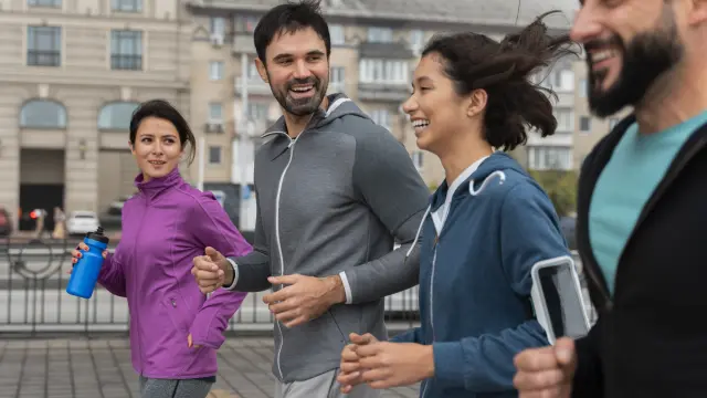 Personnes Latines A Plan Moyen S Entrainant A L Exterieur