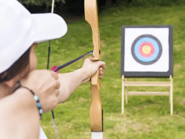 Jeune Femme Archer Tenant Son Arc Visant Cible Concept Sport Loisirs 181624 50254