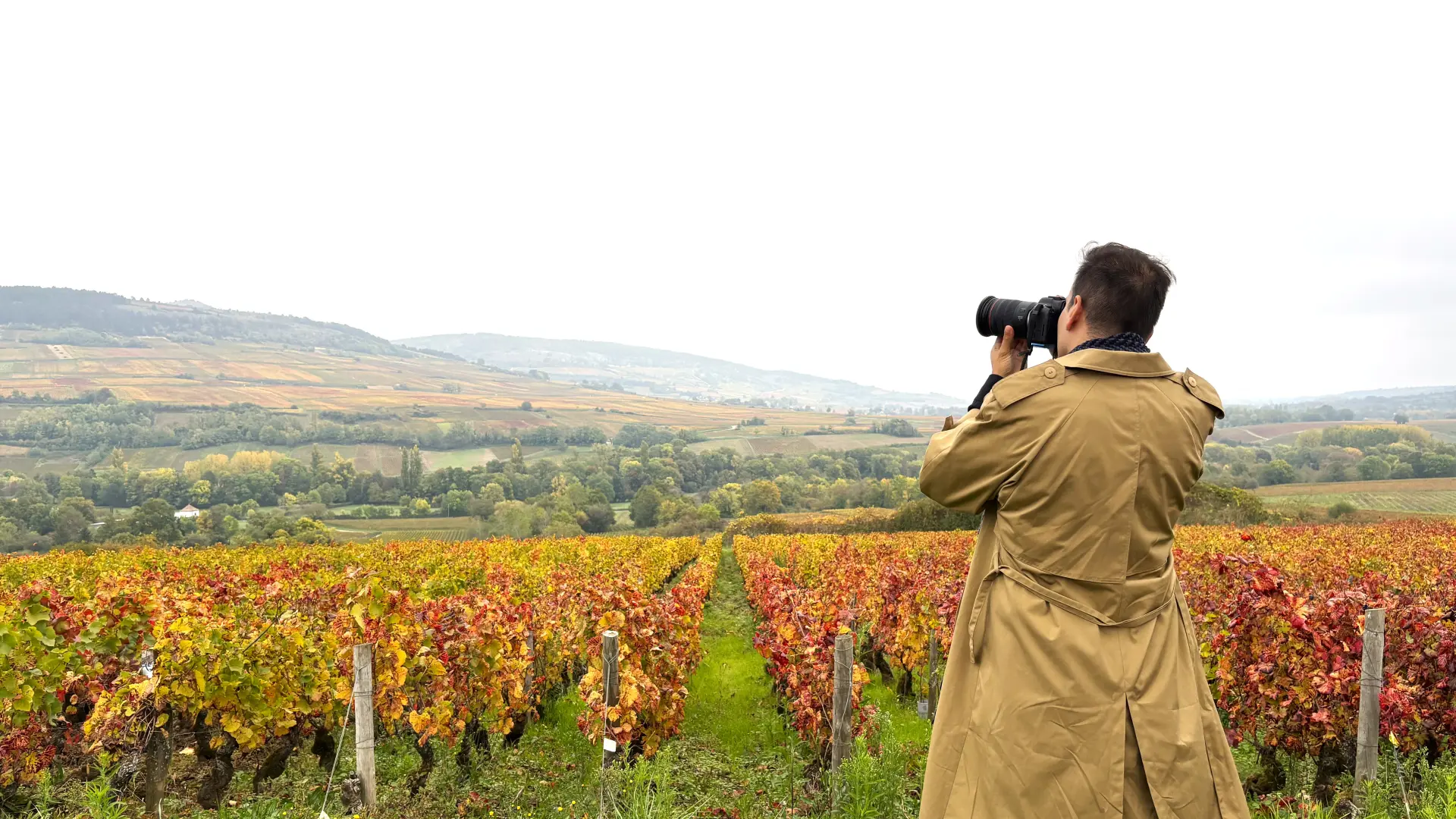 Influenceur qui prend un paysage en photo
