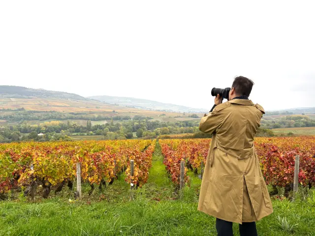 Influenceur qui prend un paysage en photo