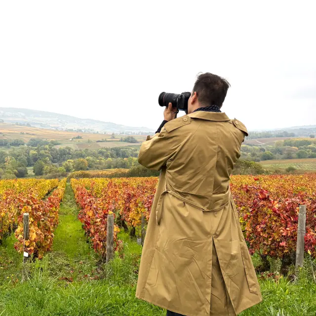 Influenceur qui prend un paysage en photo
