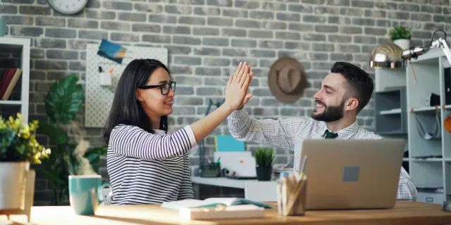 Deux personnes qui se tapent dans la main