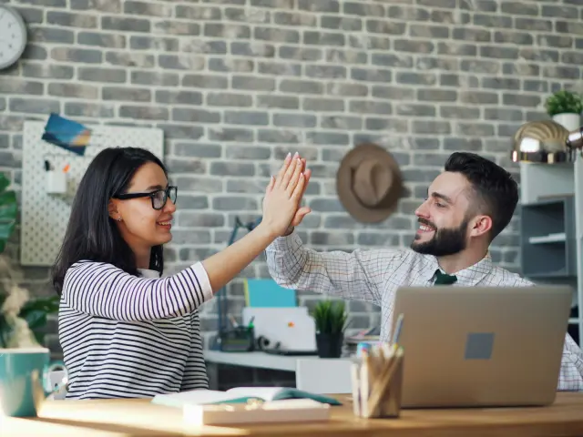 Deux personnes qui se tapent dans la main