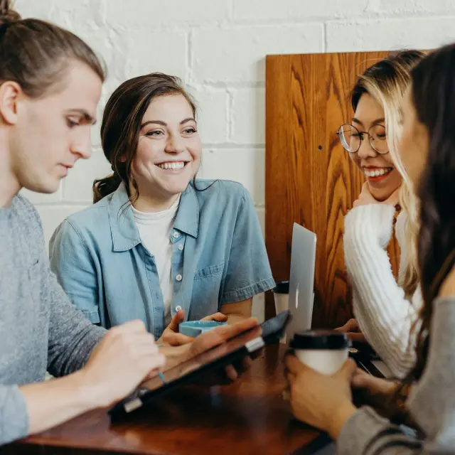 Groupe de jeunes qui discutent