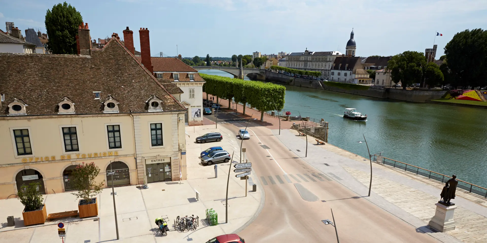 Office de Tourisme et place du Port-Villiers