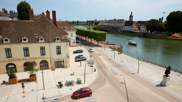 Office de Tourisme et place du Port-Villiers