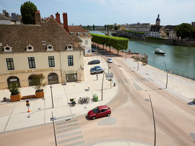 Office de Tourisme et place du Port-Villiers