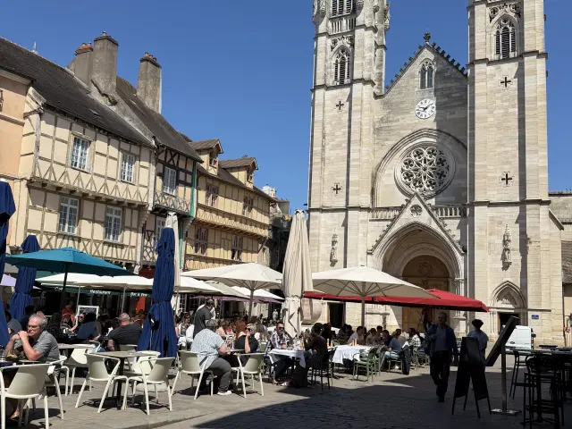 Terrasses sur la place Saint-Vincent