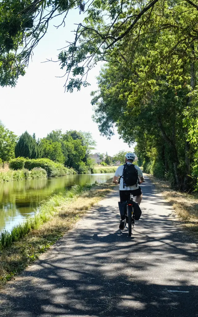A vélo le long du canal du centre