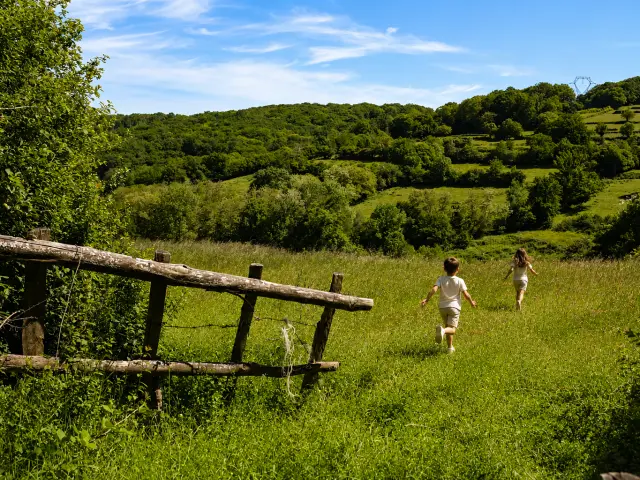 Enfants qui courent dans la Vallée des Vaux