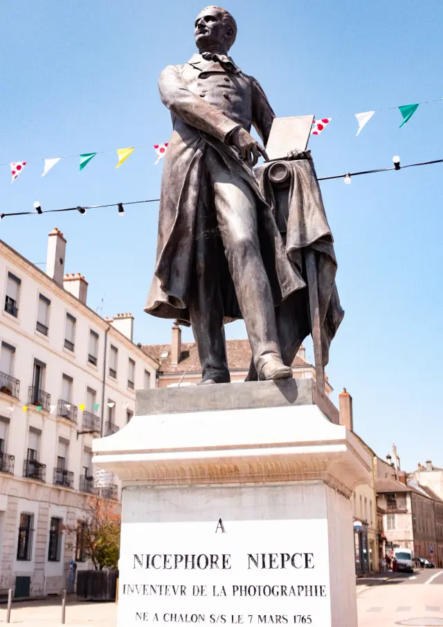 Statue Nicéphore Niepce - Place du Port-Villiers, Chalon sur Saône