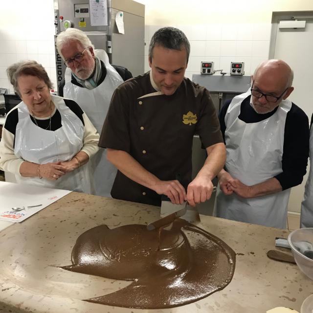 Homme Maître Chef Chocolatier Travaillant Dans Un Laboratoire De Chocolat  Professionnel Artisanal Ai Generative