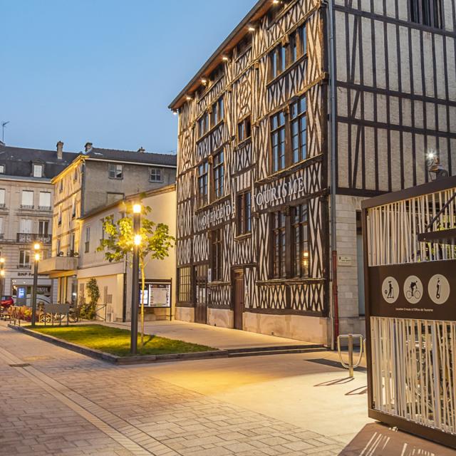 Office De Tourisme Chalons By Night © Michel Bister