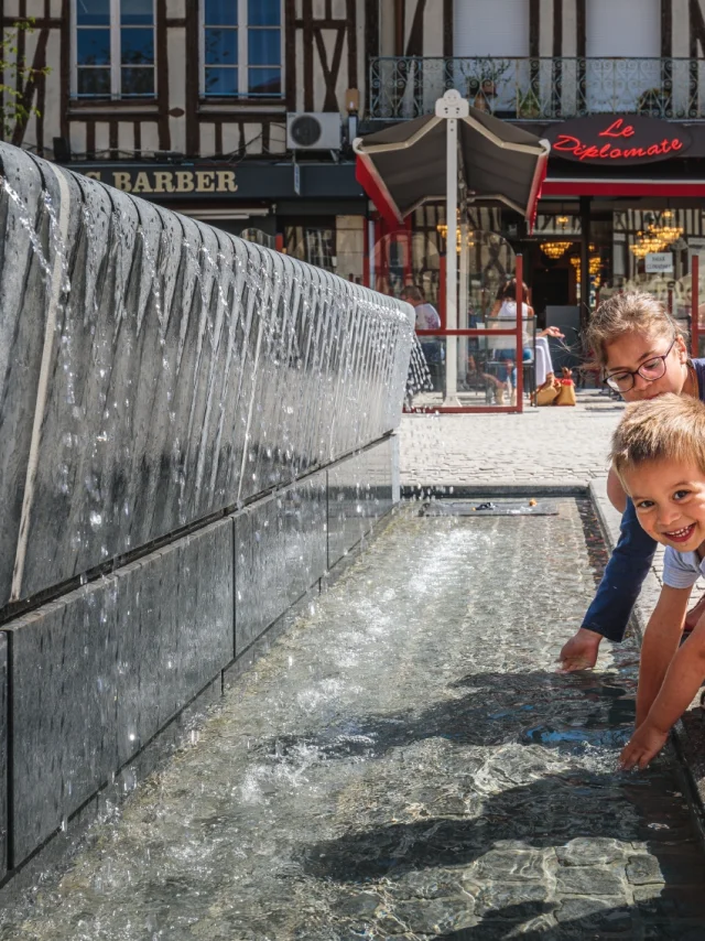 Place De La Republique Enfants Fontaine Eau © Teddy Picaude