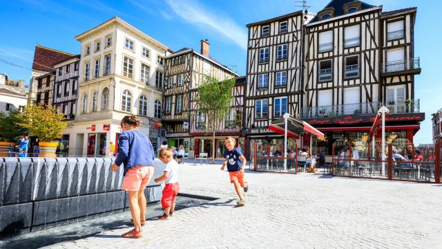 Place De La Republique Enfants Fontaine © Teddy Picaude