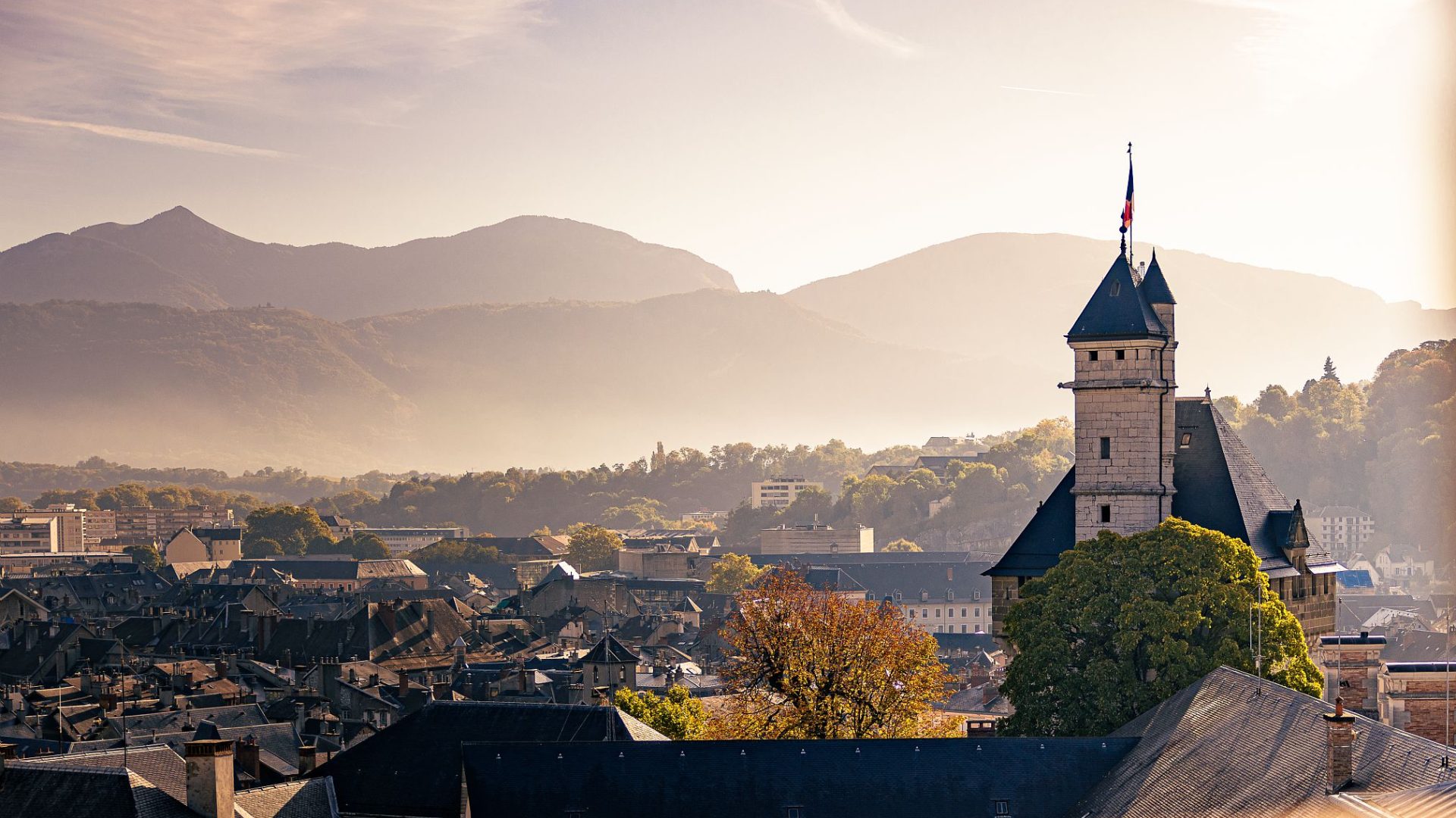 Vue sur Chambéry en automne, château des Ducs de Savoie