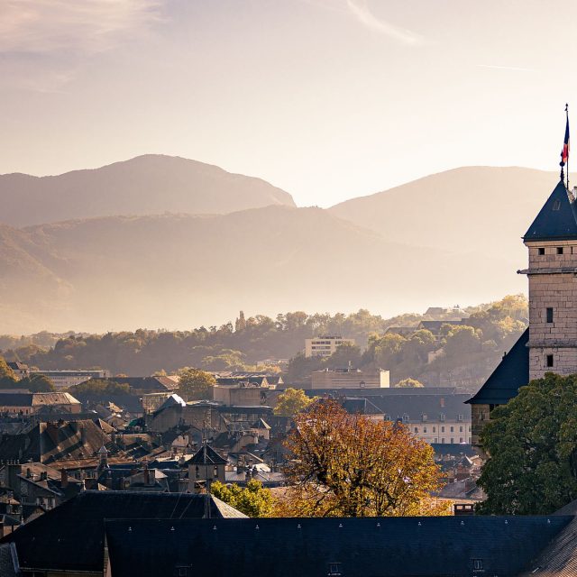 Vue sur Chambéry en automne, château des Ducs de Savoie