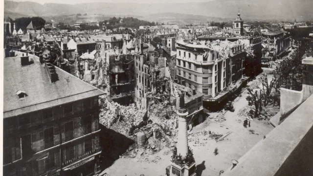 Boulevard du Théatre, boulevard de la Colonne et colonne des éléphants - Exposition sur le bombardement de Chambéry, photo scannée le 5 mars 2009