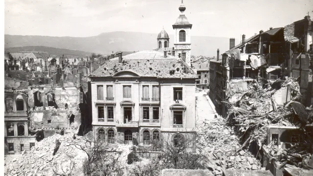 Bombardement de Chambéry (26 mai 1944) - Rue Notre Dame et le Conservatoire, photo scannée fond Georges Henry, photographe