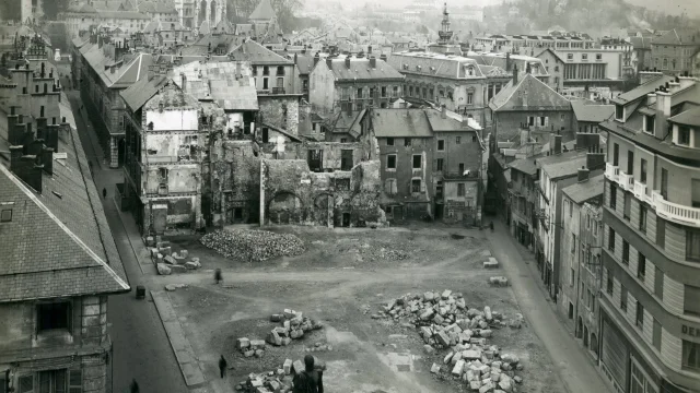 Du haut de sa colonne, le généal de Boigne attend la reconstruction du sommet de la rue de Boigne.