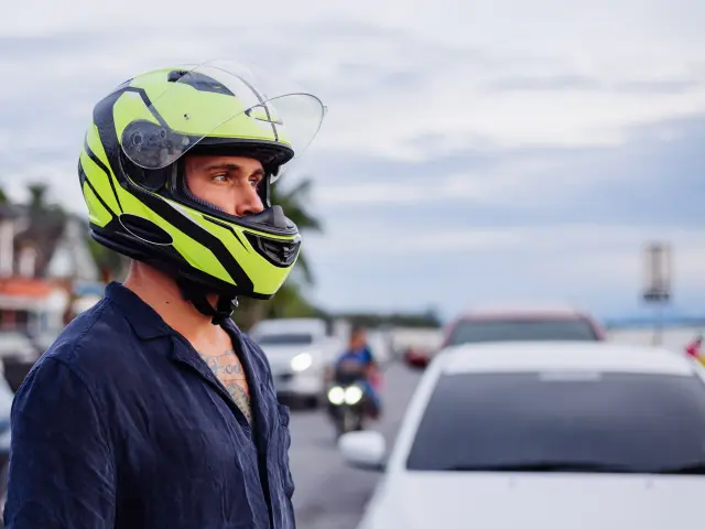 Portrait D Homme Motard En Casque Jaune Sur Le Cote De La Route Tres Frequentee En Thailande Au Coucher Du Soleil Min