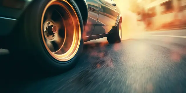 Vue De La Roue Sur La Voiture Qui Roule A Grande Vitesse 1 1