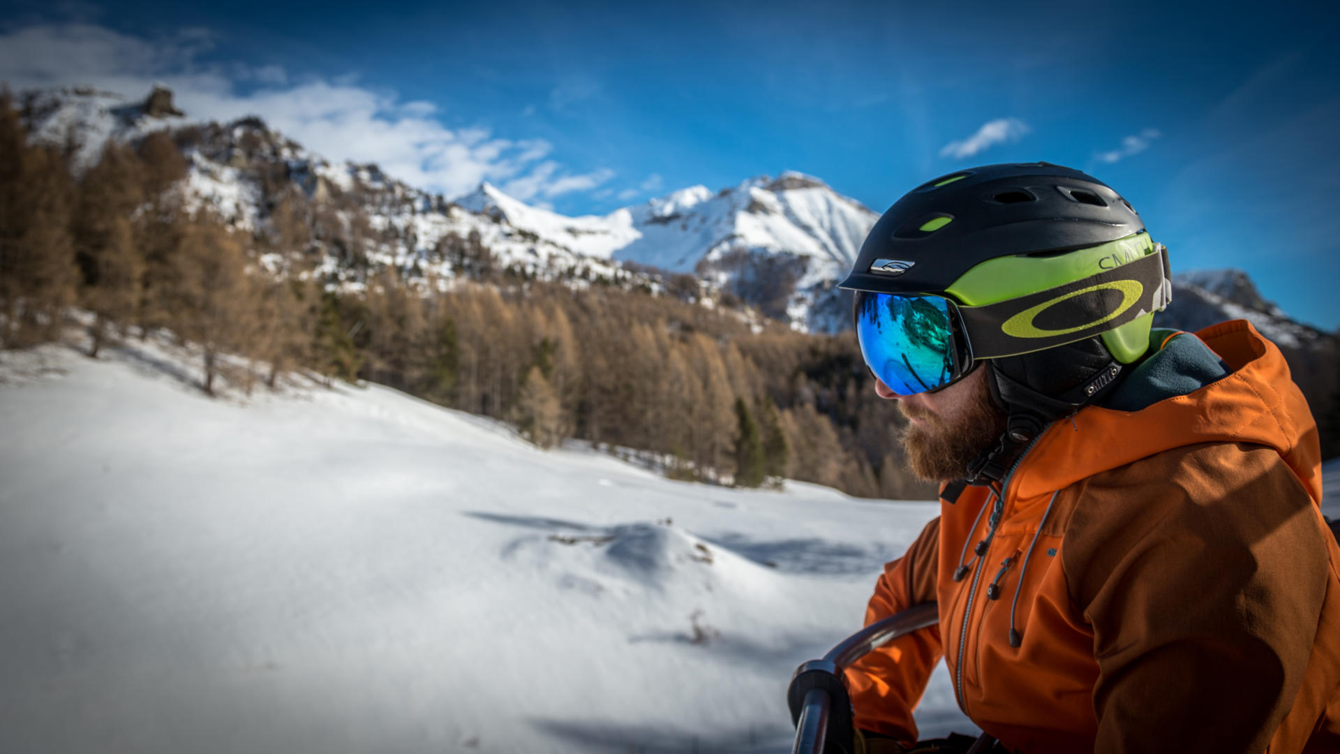 Skieur contemplatif sur le télésiège de Clot Chenu à Chaillol 1600