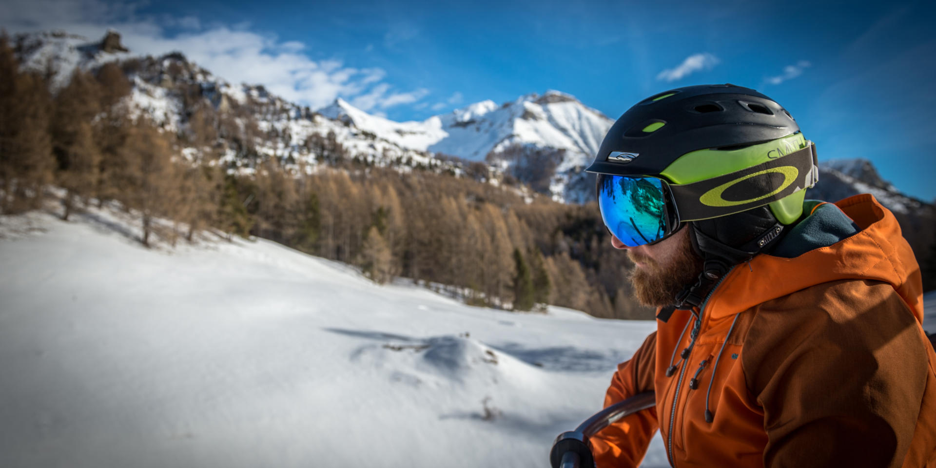 Skieur contemplatif sur le télésiège de Clot Chenu à Chaillol 1600