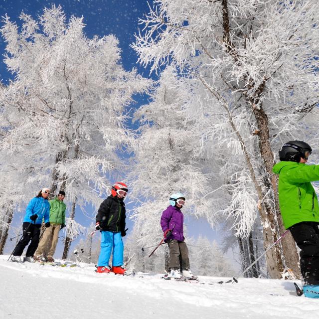 Skie e famille sur les pistes de la station village d'Ancelle