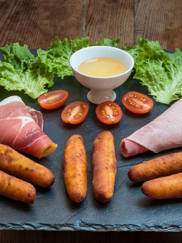 Hautes-Alpes (05), Vallée du Champsaur, Brutinel, La Fare-en-Champsaur, le Champ d'Or prépare de façon artisanale des spécialités culinaires du Champsaur-Valgaudemar : Tourtons, Ravioles, Oreilles d'Ane //  Hautes-Alpes (05), Champsaur valley, Bénévent-and-Charbillac Tarte Epi d'Or is a biscuit factory that manufactures the famous Tarte Champsaur and offers the sale of handicrafts local products under the brand Saveurs des Montagnes