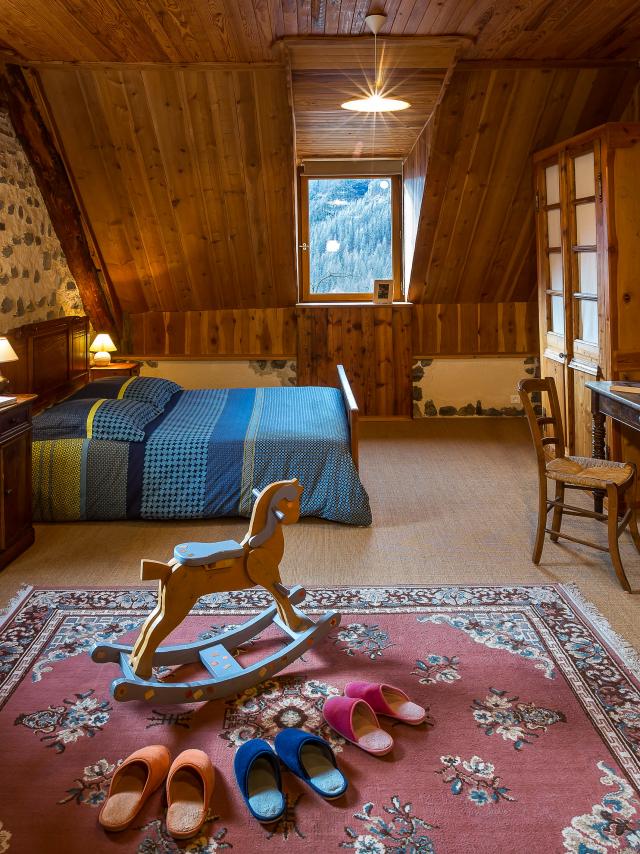 Hautes-Alpes (05), Vallée du Champsaur, Champoléon, Gîte et chambre d'hôtes la Pierre de l'Ours //  Hautes-Alpes (05), Champsaur valley, Champoléon, lodging and guest room Pierre de l'Ours