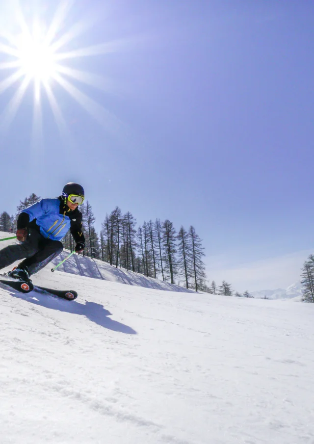 Skieur à l'attaque sur la mythique piste bleue de Saint Léger les Mélèzes