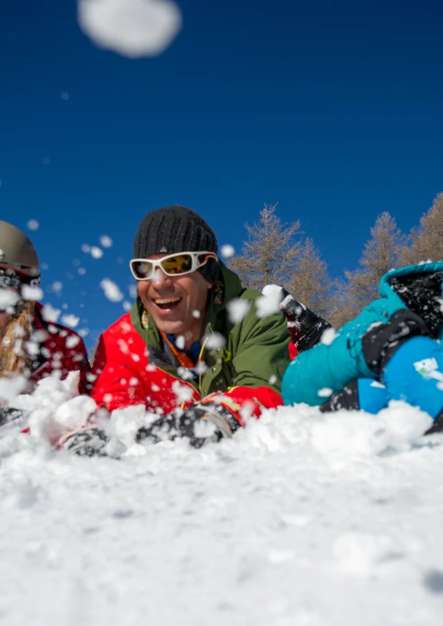 Sourire d'une famille au ski dans les stations du Champsaur