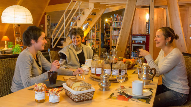 Hautes-Alpes, 05, Vallée du Champsaur, village de Chauffayer, hameau La Pierre, le Chalet Tournesol, Chambres et table d'hôtes est une maison Domespace, une maison ronde, écologique, toute en bois et en matériaux écologiques, une maison qui tourne pour suivre le soleil. // Hautes-Alpes, 05, Valley Champsaur Chauffayer village, hamlet La Pierre, Chalet Tournesol Bed and Breakfast is a home Domespace, a round house, ecological, all wood and green materials, a house that rotates to follow the sun.