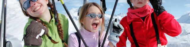 Groupe enfants et adolescentes assis dans la neige dans le Champsaur